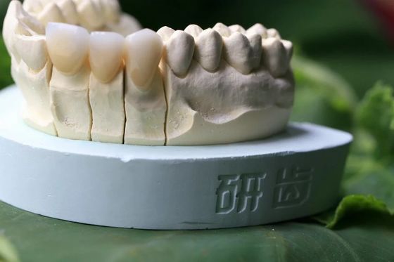 磁器の立方ジルコニアの歯
